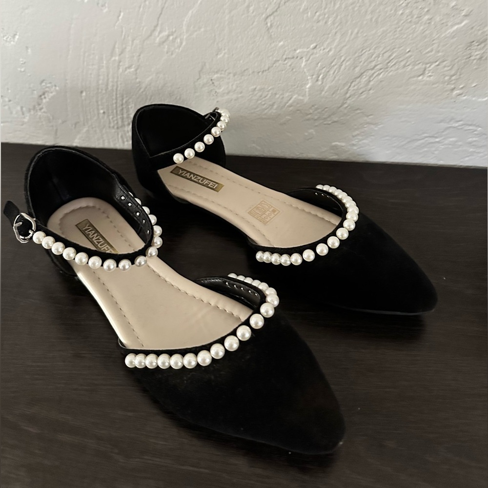Women’s black pointed toe flats